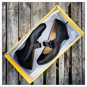 7.5M Softspots Black Leather Heels
